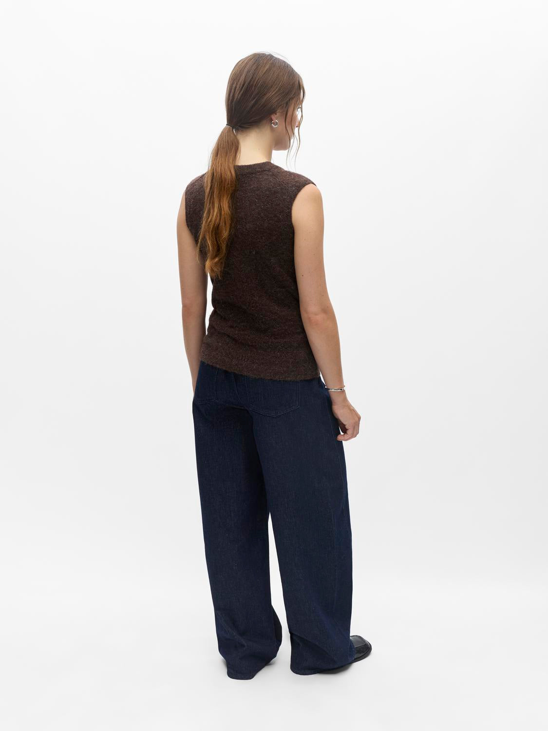 model_shot-back